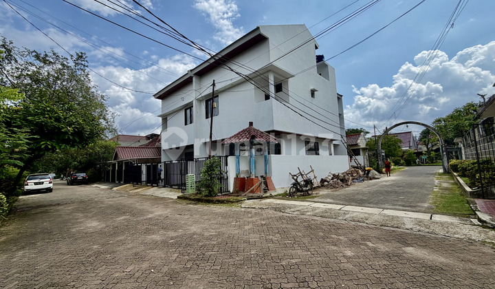 Rumah Hook 3 Lantai 4 Kamar Attic Room di Villa Melati Mas