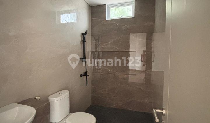 Rumah hook 2 lantai 4+1 kamar hadap utara di Nara Village 2