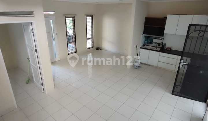Rumah 2 lantai 4+1 kamar hadap selatan di New Jasmine