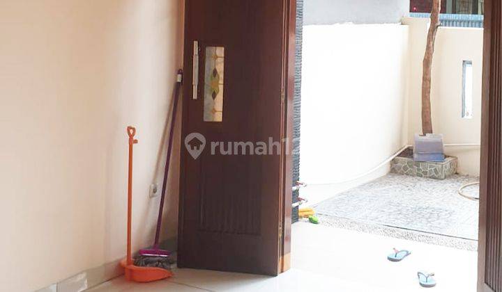 Rumah 2 Lantai 4 Kamar Dekat Stasiun Kereta di Taman Royal 2