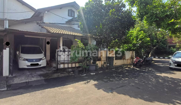 Rumah 2 Lantai 3+1 Kamar Dekat Stasiun Kereta di Sektor 3A
