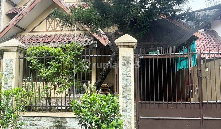 Rumah 2 Lantai 4+1 Kamar Hadap Timur di Banjar Wijaya 1