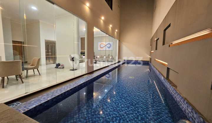Rumah 3 lantai 5+1 kamar kolam renang dan lift di Sapphire