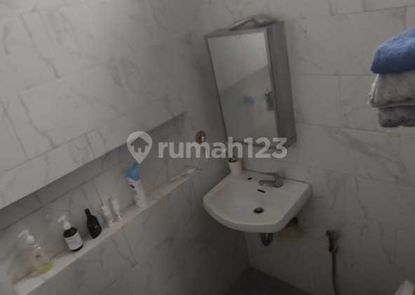 Rumah 2 lantai 4+1 kamar hadap selatan di Sektor 1G 2