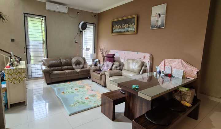 Rumah 2 lantai 3+1 kamar hadap selatan di Kencana Loka 2