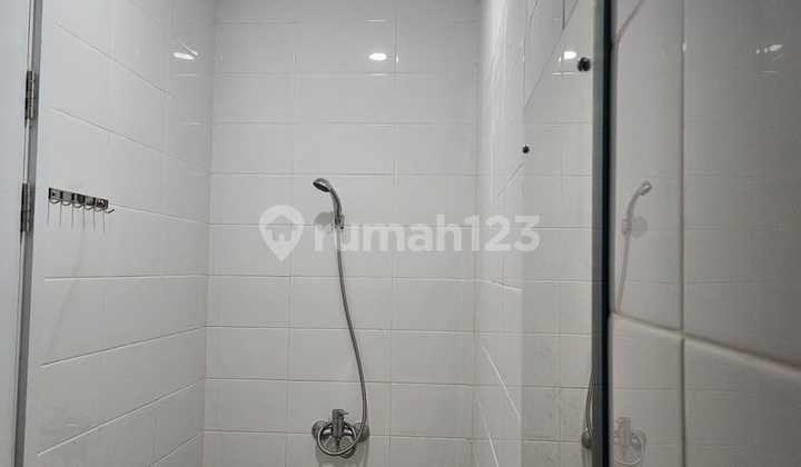 Rumah 2 lantai 3 kamar hadap timur laut di Savia 2