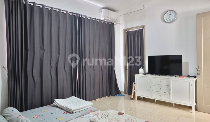 Rumah 2 Lantai 4+1 Kamar Hadap Barat di Delatinos 2