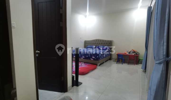 Rumah hook 3 lantai 4 kamar hadap utara ada kolam renang 2