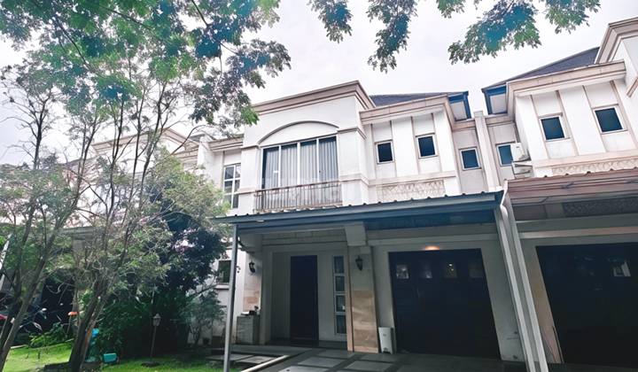 Rumah 2 Lantai 3+1 Kamar Selatan Depan Taman di Eminent