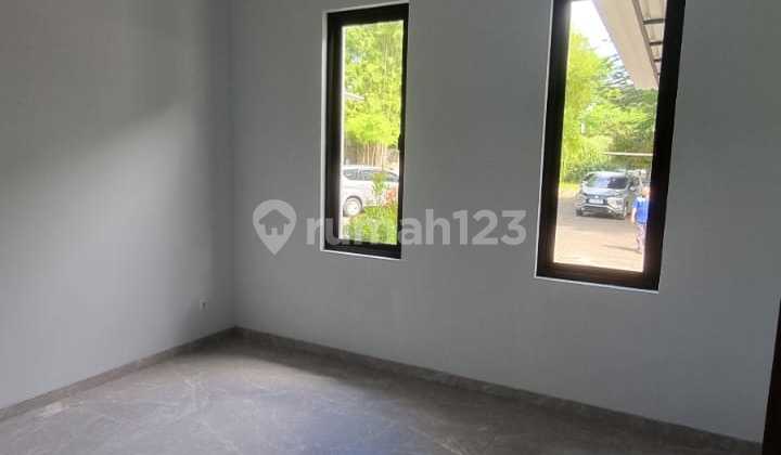 Rumah 2 lantai 4+1 kamar hadap selatan di Sutera Kirana 2