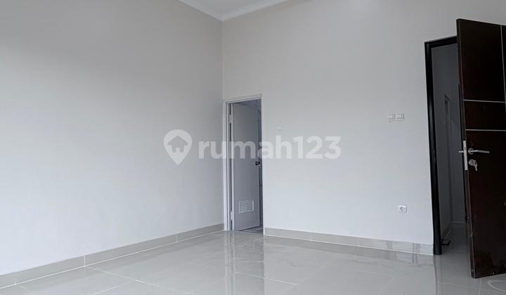 Rumah 2 Lantai 4 Kamar Dekat Polsek di Sektor 8B