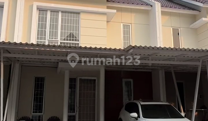 Rumah 2 lantai 3 kamar hadap barat laut di Boston