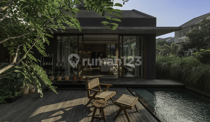 2-story house with 5+1 bedrooms and swimming pool in Alam Sutera 2