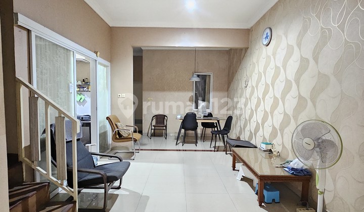 Rumah 2 lantai 5+1 kamar hadap timur di Sektor 6 2