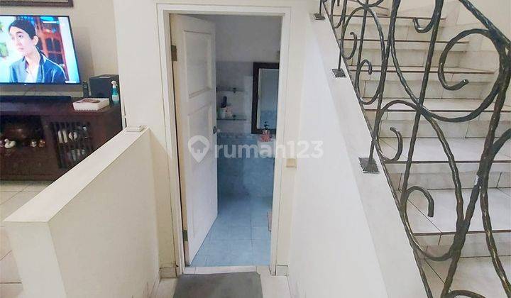 Rumah 2 Lantai 3+1 Kamar Taman Luas di Taman Giri Loka 2