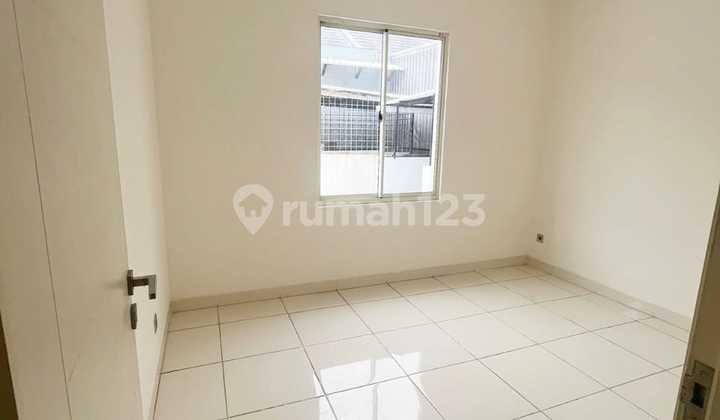 Rumah 2 Lantai 3+1 Kamar Timur Laut di Starling 2