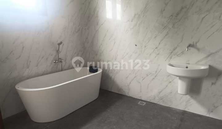 Rumah 3 lantai 4+2 kamar hadap utara ada kolam renang di Puspita Loka