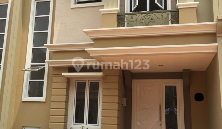 Rumah 2 lantai 3+1 kamar hadap tenggara di Samara