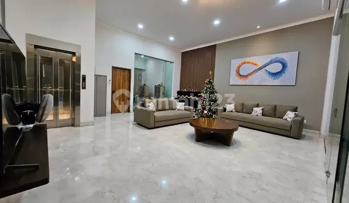 Rumah 3 lantai 5+1 kamar kolam renang dan lift di Sapphire 2