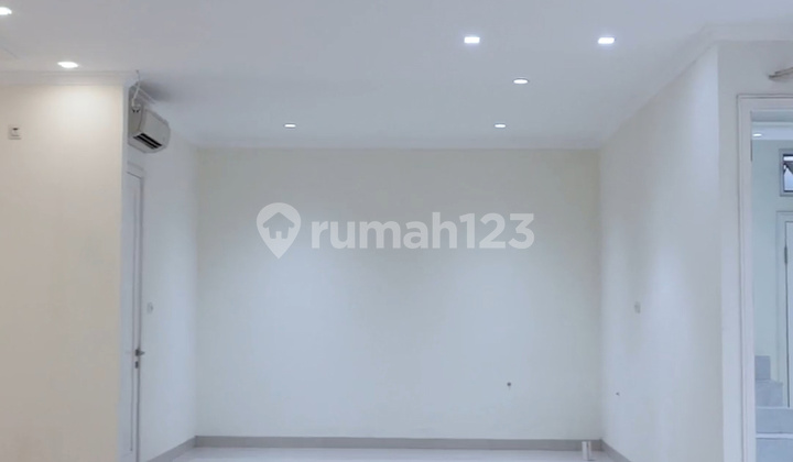 Rumah 2 lantai 4+1 kamar hadap selatan di Sutera Mentari 2