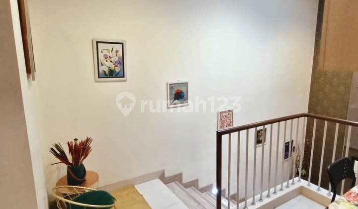 Rumah 2 Lantai 4+1 Kamar Hadap Tenggara di Kencana Loka 2