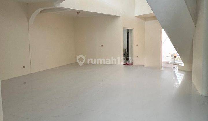 Rumah 2 lantai 4+2 kamar hadap barat laut di Anggrek Loka 2