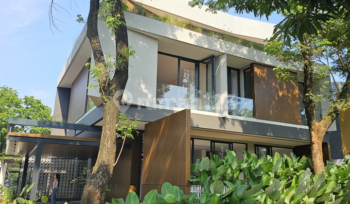 3-Story House with 4 Rooms Facing North, Elevator Included in Foresta