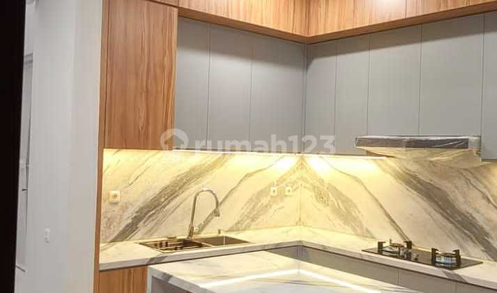 Rumah 2 lantai 5+1 kamar dekat BSD Plaza di Taman Edelweis 2