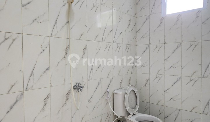 Rumah Baru 2 Lantai 5+1 Kamar Siap Huni di Griya Loka 2