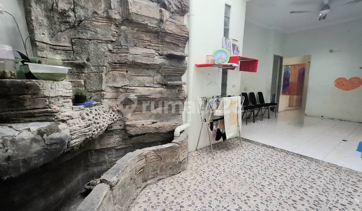 Rumah Hook 1,5 Lantai 6+1 Kamar Utara di Taman Ubud