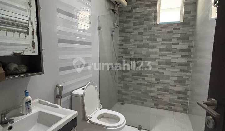 Rumah hook 2 lantai 5+1 kamar dekat tol di Icon 2