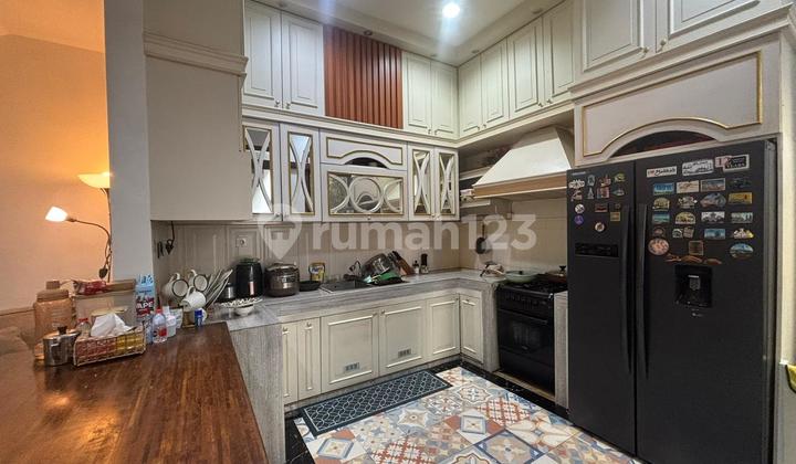 2-Story House with 3+1 Bedrooms and Swimming Pool in Karawaci 2