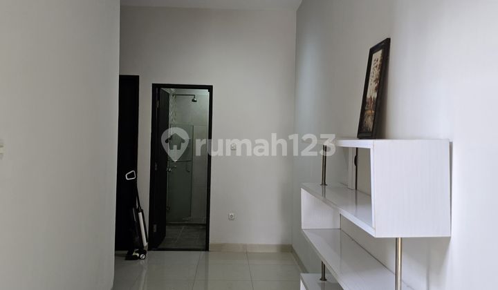 3-Story Hook House with 5+1 Bedrooms in Taman Holandia 2