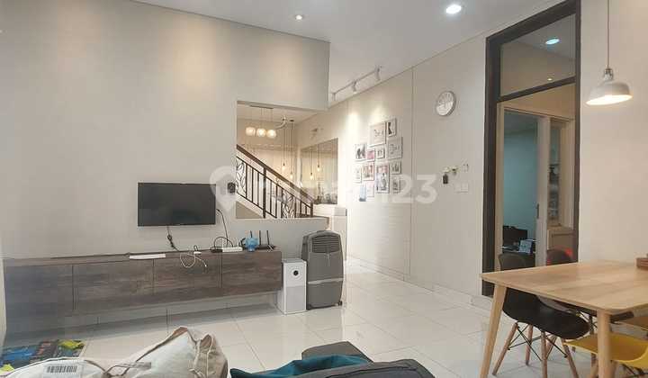 Rumah hook 2 lantai 4+1 kamar hadap barat daya dan tenggara di Volta 2