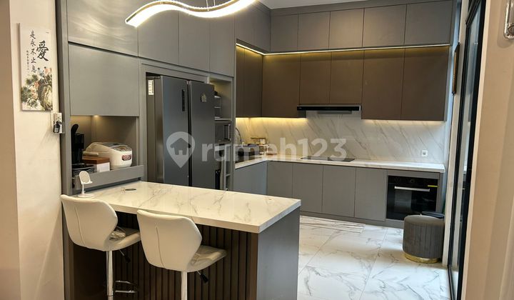 Rumah 2 lantai 4+1 kamar hadap barat di Brava Himalaya 2