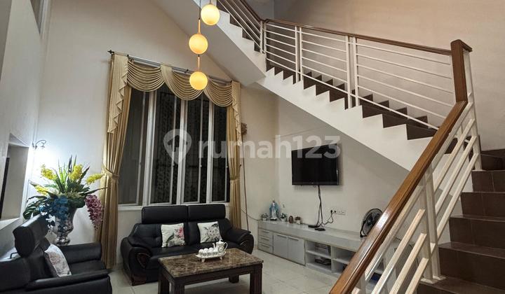 2-story split level house with 5+1 bedrooms near the toll road in The Green.