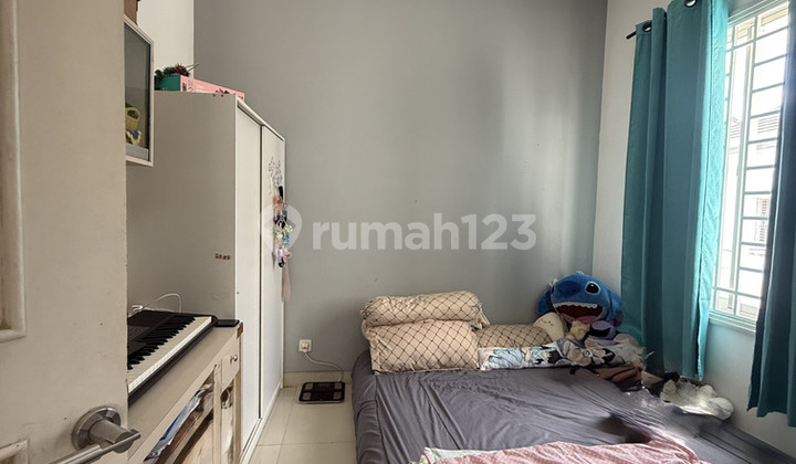 Rumah 2 lantai 4+1 kamar hadap barat daya di Chalcedony 2