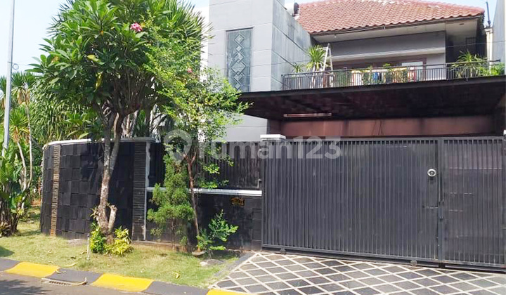 Rumah hook 2 lantai 4+2 kamar ada kolam renang hadap selatan