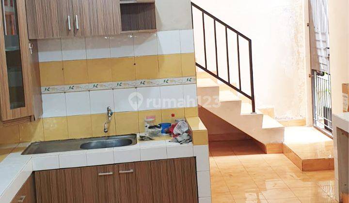 Rumah 2 Lantai 3+1 Kamar Hadap Selatan di Taman Giri Loka 2