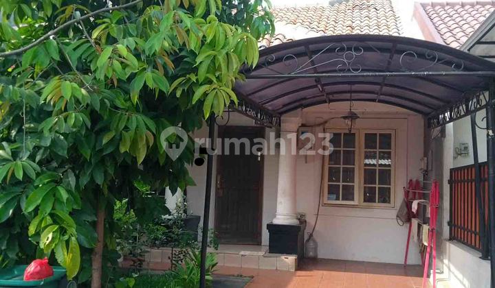 2-Storey House with 2 Bedrooms Near Toll Road in Taman Imam Bonjol 1