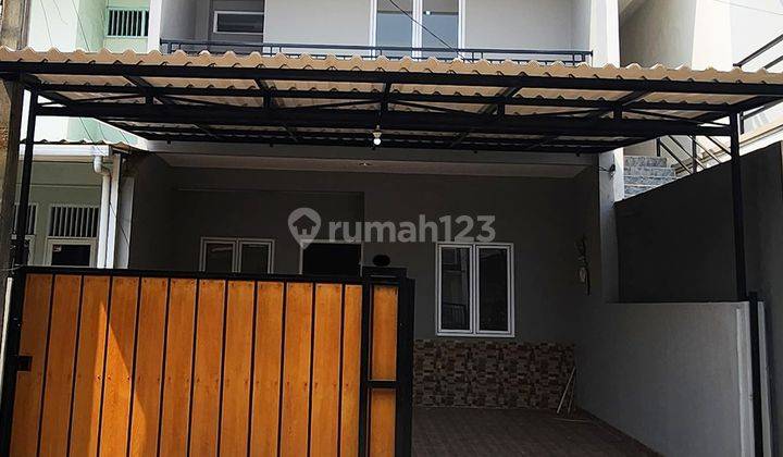 Rumah 2 Lantai 3+1 Kamar Hadap Barat Daya di Sektor 1D 1