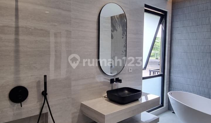 Rumah baru hook 2 lantai 4+1 kamar dekat ICE di Eminent 2