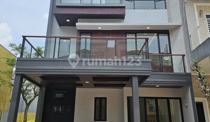 Rumah 3 lantai 3+1 kamar hadap utara di Atlanta Village