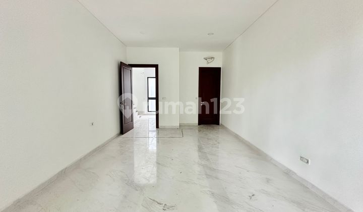 Rumah hook 3 lantai 4+2 kamar hadap selatan dan timur di Green Cove 2