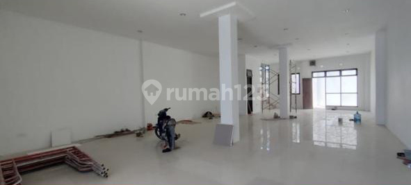 Shop house by the Serpong main road, near the traffic light, ready to use. 2