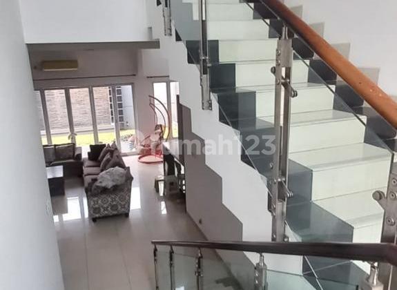 Rumah 2 lantai 4+1 kamar taman luas di Taman Telaga Golf 2