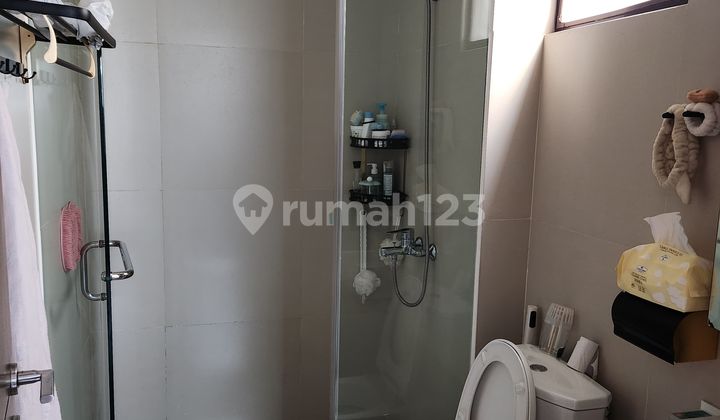 A 3-story house with 4+1 north-facing furnished rooms in Zora. 2