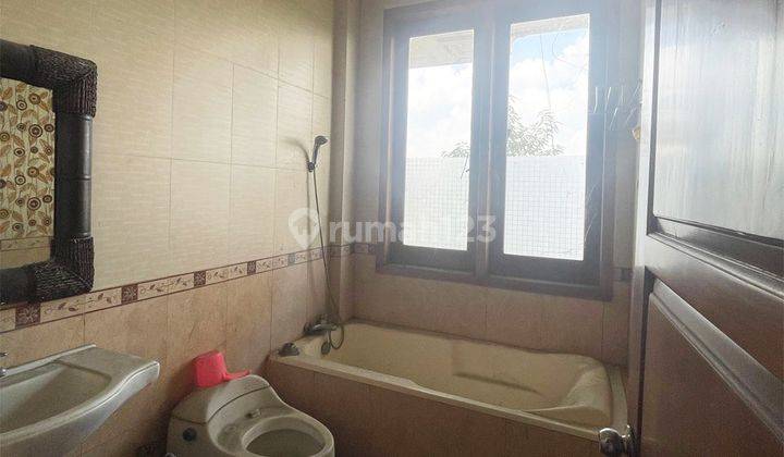 Rumah hook 2 lantai 6+1 kamar hadap timur di  Tataka Puri 2