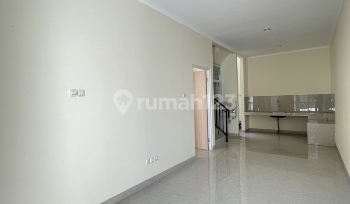 Rumah hook 2 lantai 3+1 kamar hadap timur laut di Sektor 7A