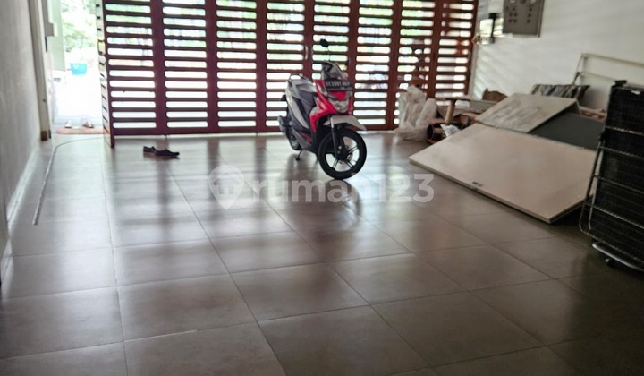 3-story hook house with 5+6 rooms, spacious garden in The Green 2